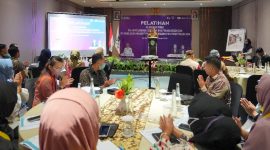 (Foto: Pelatihan Pelayanan Prima bagi Tenaga Kesehatan lingkup Kaltim di Hotel Fugo, Samarinda. Ist)