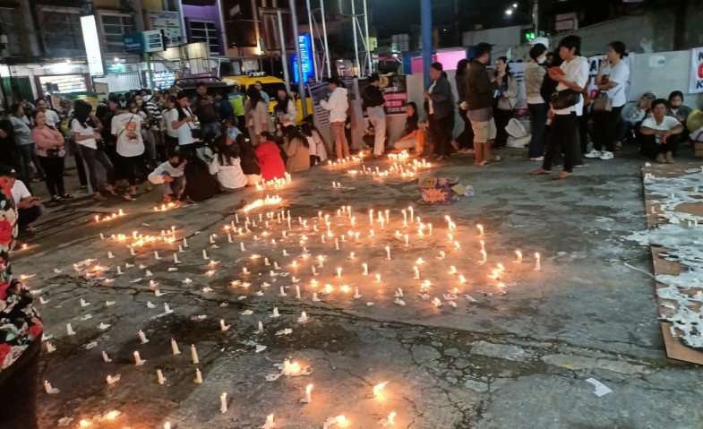 Foto : Aksi seribu lilin masyarakat Toraja.