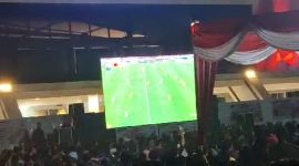 Foto : Suasana nobar Indonesia vs Korea Selatan di Halaman Stadion GOR Segiri