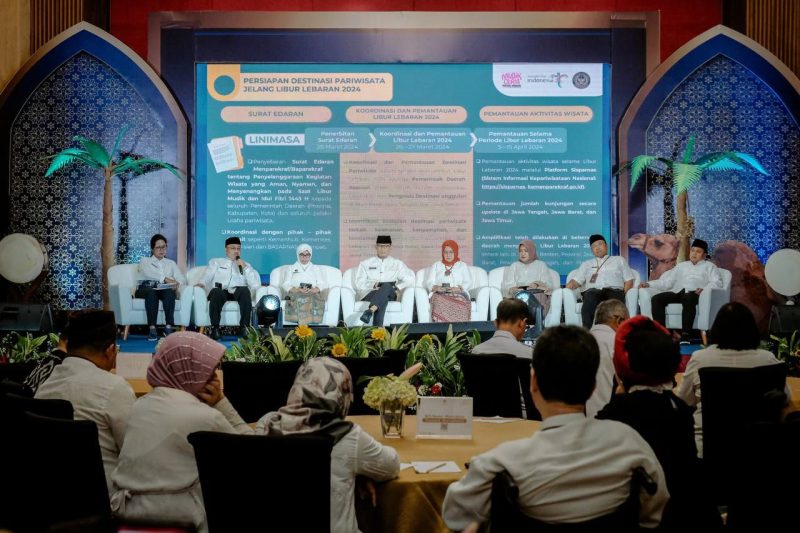 Foto: Deputi Bidang Kajian Strategis Kementerian Pariwisata dan Ekonomi Kreatif (Kemenparekraf) Dessy Ruhati (ketiga kiri) dalam Extended Weekly Brief with Sandi Uno yang digelar di Jakarta, Senin (1/4/2024)