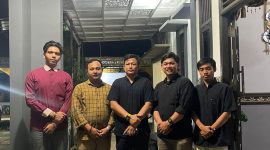 Foto : Bambang Bagus Wondo Saputra, S.A.P, anggota DPRD Kutim terpilih periode 2024-2029 (tengah) bersama dengan tim Jejaring Selaras Media Group.