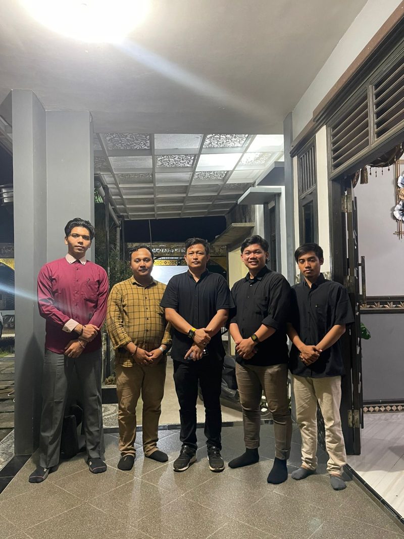 Foto : Bambang Bagus Wondo Saputra, S.A.P, anggota DPRD Kutim terpilih periode 2024-2029 (tengah) bersama dengan tim Jejaring Selaras Media Group.