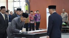 Foto: Bupati Syarwani melantik Direktur dan Komisaris PT Persada Mandiri dan Perumdam Air Minum Danum Benuanta. 