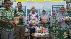 Foto: Bulapti Bulungan (tengah), Syarwani saat berada di Stand Pemkab. Bulungan dalam acara Rakernas-16 APKASI.