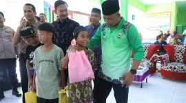Foto: Bupati Bulungan Syarwani saat menghadiri khitanan massal 86 anak di UPT Tanjung Palas Utara.