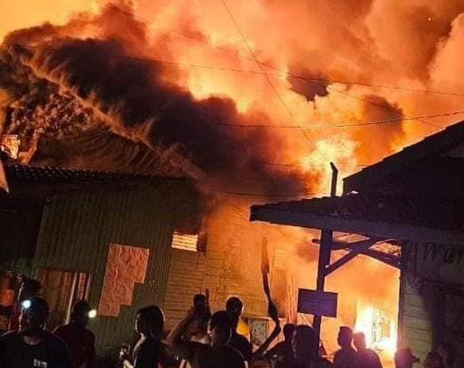 Foto: kebakaran hebat Pasar Sangkulirang Desa Banua Baru Ilir, kecamatan Sangkulirang, kabupaten Kutai Timur, kaltim yang melahap 338 ruko/petakan.