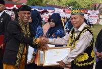 Foto: Bupati Bulungan, Syarwani menyerahkan SK pensiun PNS di lingkunagn Pemkab Bulungan