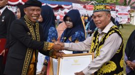 Foto: Bupati Bulungan, Syarwani menyerahkan SK pensiun PNS di lingkunagn Pemkab Bulungan