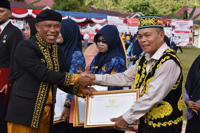 Foto: Bupati Bulungan, Syarwani menyerahkan SK pensiun PNS di lingkunagn Pemkab Bulungan