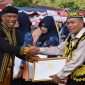 Foto: Bupati Bulungan, Syarwani menyerahkan SK pensiun PNS di lingkunagn Pemkab Bulungan