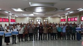 Foto: Bupati Bulungan, Syarwani (Tengah, baju kemeja kotak-kotak berwarna coklat) saat pemberian beasiswa oleh PT PKN.