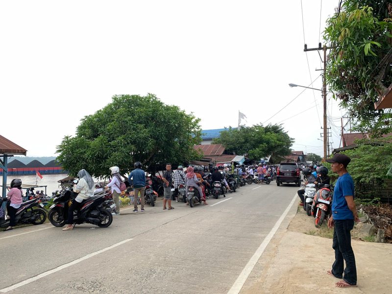 Foto: Santrian penyeberangan kapal feri dari Separi menuju arena Jalan Santai Deklarasi Dendi-Alif.