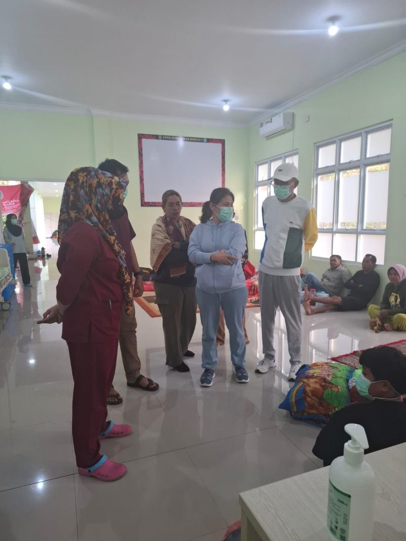 Foto: Alif Turiadi (bertopi) saat memberikan bantuan di Puskesmas Sebulu, Kukar.