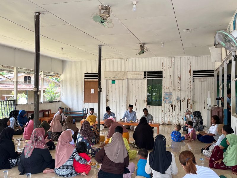 Foto: Alif Turiadi Bersama Warga Desa Loa Ulung Kecamatan Tenggarong Seberang.