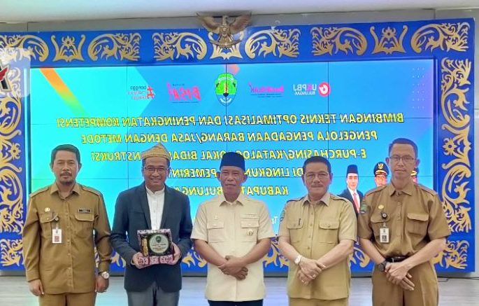 Foto: Bupati Bulungan, Syarwani (tengah) saat menghadiri bimbingan teknis serta peningkatan kompetensi pengelola pengadaan barang/jasa menggunakan metode e-purchasing dan e-katalog.