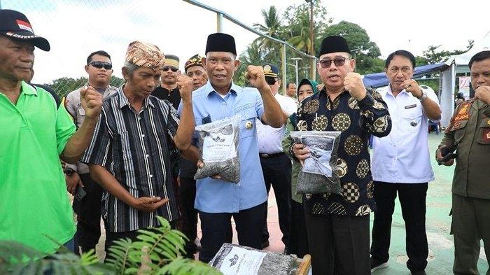 Foto: Bupati  Bulungan saat berada di Dedsa Gunung Sari untuk memnghadiri Hari Jadi Gusar ke-28. Sekaligus meninjau program TAKE