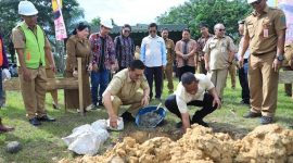 Foto: Bupati Bulungan, Syarwani melakukan peletakan batu pertama pembangunan Gedung Serbaguna didampingi Wakil Bupati Bulungan, Ingkong Ala.