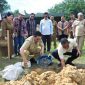 Foto: Bupati Bulungan, Syarwani melakukan peletakan batu pertama pembangunan Gedung Serbaguna didampingi Wakil Bupati Bulungan, Ingkong Ala.