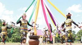 Foto: Tarian anyaman atau ntarian jalin tali dari suku Dayak.