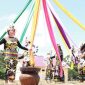 Foto: Tarian anyaman atau ntarian jalin tali dari suku Dayak.