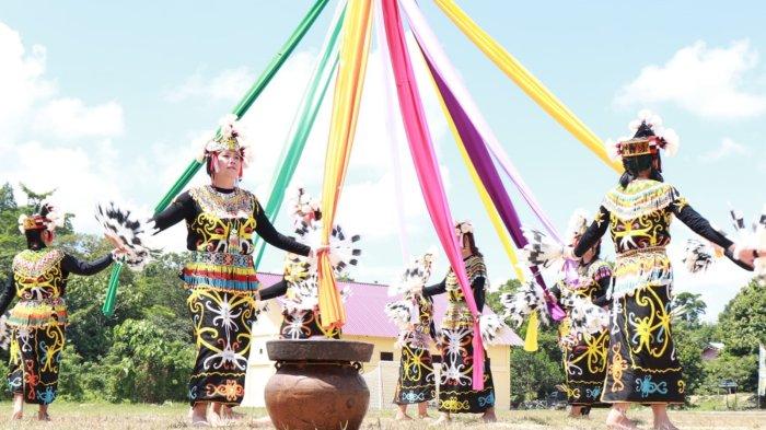 Foto: Tarian anyaman atau ntarian jalin tali dari suku Dayak.