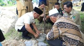 Foto: Bupati  Bulungan meletakkan batu pertama, pertanda dimulainya pembangunan RTP bagi masyarakat Bulungan.