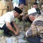 Foto: Bupati  Bulungan meletakkan batu pertama, pertanda dimulainya pembangunan RTP bagi masyarakat Bulungan.