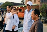 Foto: Alif Turiadi sembari berbincang dengan warga, saat berkunjung ke Teras Tepian Indah, Kec. Kota Bangun, Kab. Kutai Kartanegara.