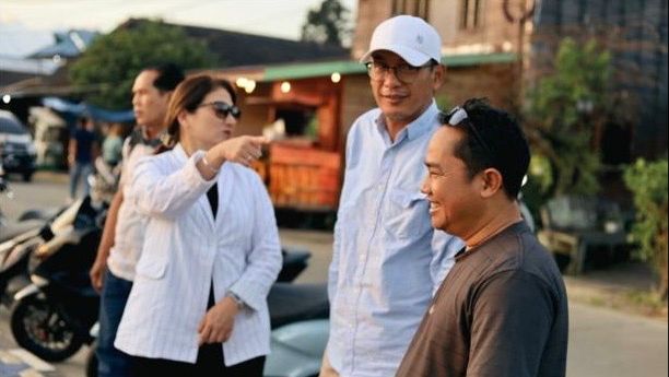 Foto: Alif Turiadi sembari berbincang dengan warga, saat berkunjung ke Teras Tepian Indah, Kec. Kota Bangun, Kab. Kutai Kartanegara. 