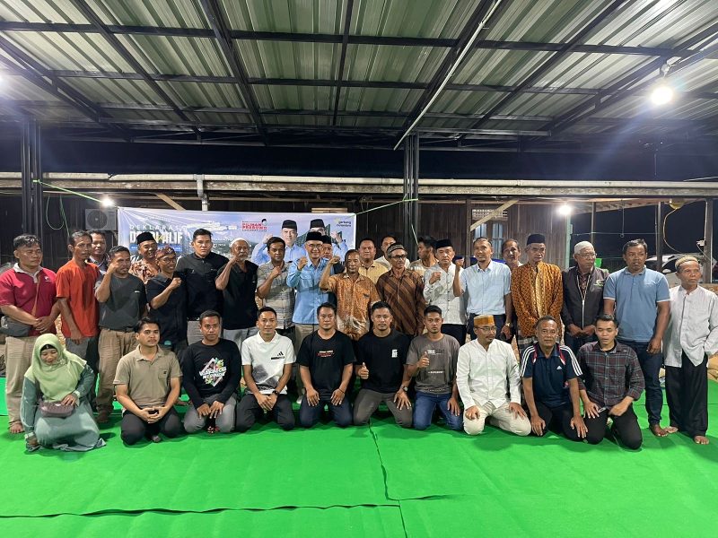 Foto: Alif Turiafi bersama dengan masyarakat.