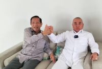 Foto: Pose berjabat tangan, Makmur H.A.P.K bersama Cagub Kaltim Nomor urut 1 Isran Noor.