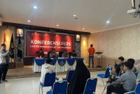 Teks : Kepala Imigrasi Kelas I Samarinda, Washington Saut Dompak Napitupulu memimpin rilis pada Senin (30/9/2024).