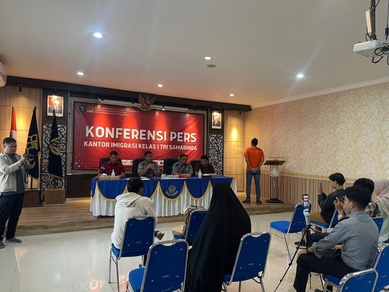 Teks : Kepala Imigrasi Kelas I Samarinda, Washington Saut Dompak Napitupulu memimpin rilis pada Senin (30/9/2024).
