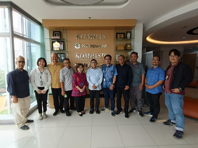 Foto: Ketua Umum PWI Pusat Hendry Ch Bangun bersama dengan Kompas Grup
