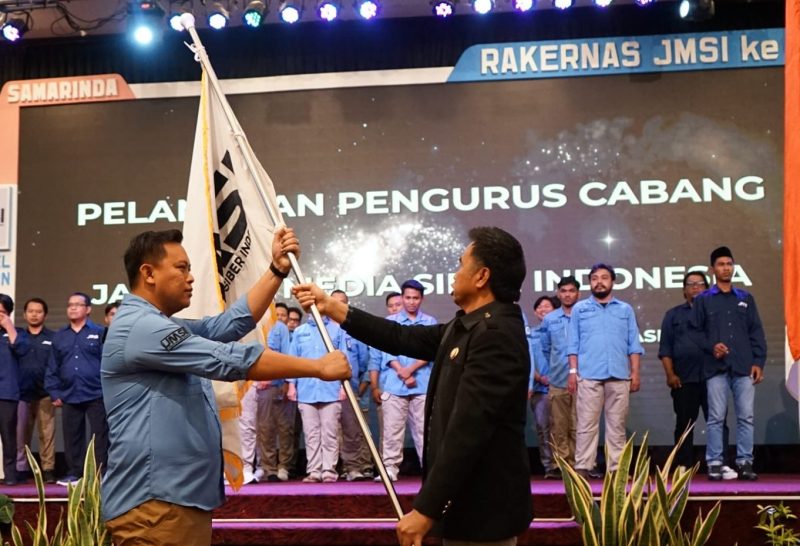 Foto: Ketua JMSI Kukar, Bayu Surya Gandana menerima Panji JMSI dari Ketua JMSI Kaltim, Mohammad Sukri untuk dikibarkan di Kukar.
