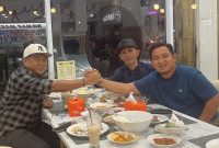 Foto: Politisi Golkar Kaltim, Budianto Bulang (baju kemeja kotak) saat bersilaturrahmi dan jamu makan malam bersama Ketua Perisai Borneo Kalimantan Kabupaten Berau, Bapak Anton (topi hitam).