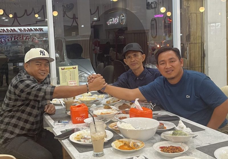 Foto: Politisi Golkar Kaltim, Budianto Bulang (baju kemeja kotak) saat bersilaturrahmi dan jamu makan malam bersama Ketua Perisai Borneo Kalimantan Kabupaten Berau, Bapak Anton (topi hitam).