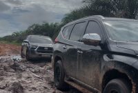 Foto : Tim Rombongan Reses Anggota DPRD Prov. Kaltim yang mengalami kandas di Dusun Temaring, Desa Kelinjau Ulu, Kecamatan Muara Ancalong, Kab. Kutim