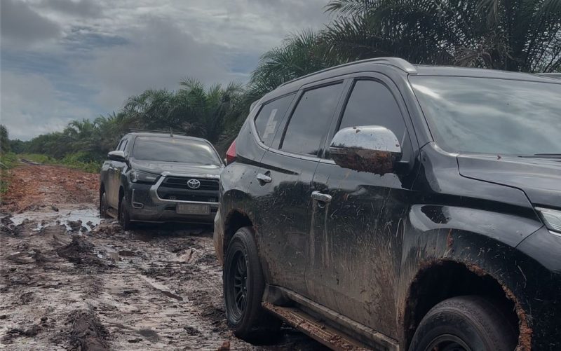 Foto : Tim Rombongan Reses Anggota DPRD Prov. Kaltim yang mengalami kandas di Dusun Temaring, Desa Kelinjau Ulu, Kecamatan Muara Ancalong, Kab. Kutim
