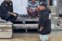 Foto: Anggota DPRD Prov. kaltim, Budianto Bulang bersama Wakil Bupati Kutim, Kasmidi Bulang saat menyambangin warga terdampak banjir di Sangatta, serta memberikan sumbangan.
