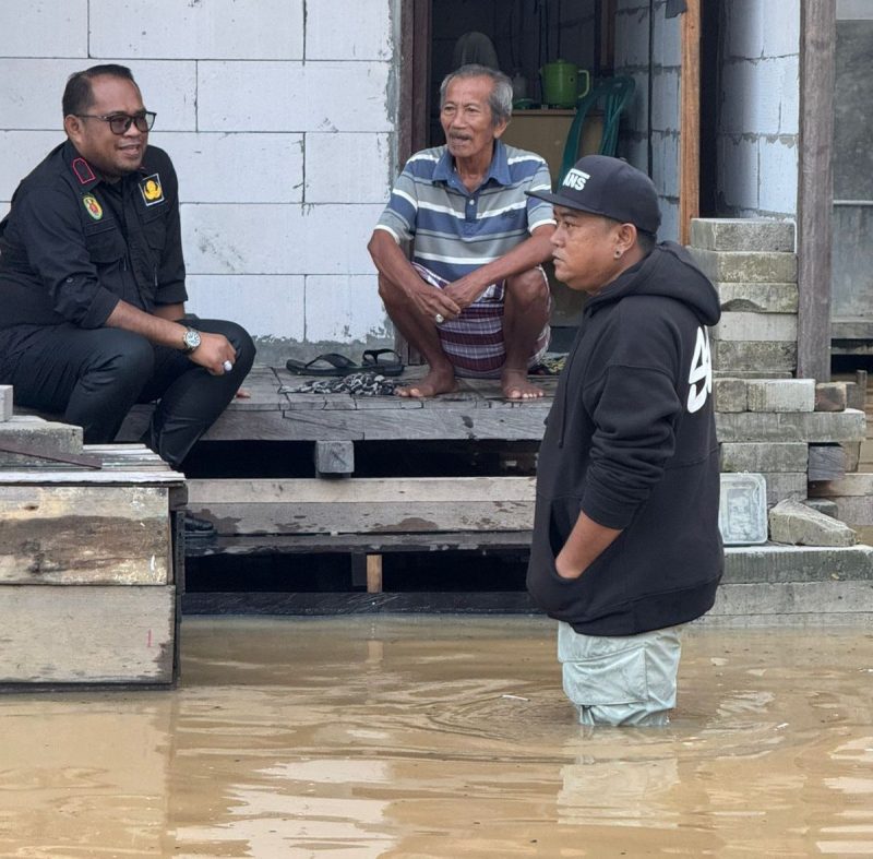 Foto: Anggota DPRD Prov. kaltim, Budianto Bulang bersama Wakil Bupati Kutim, Kasmidi Bulang saat menyambangin warga terdampak banjir di Sangatta, serta memberikan sumbangan.