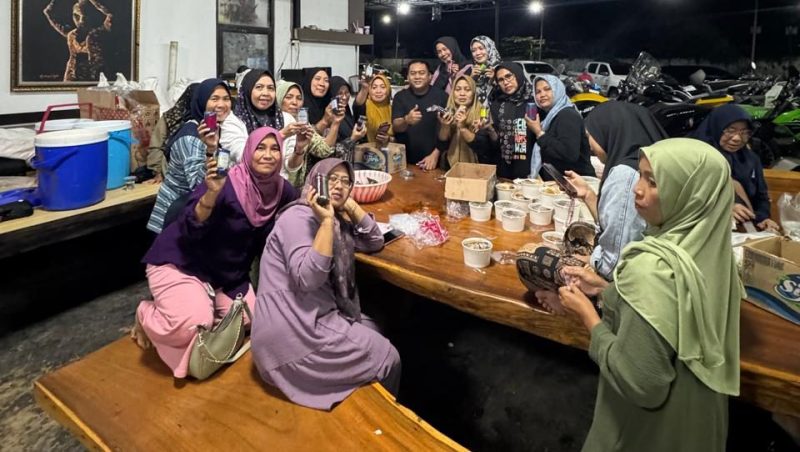 Anggota DPRD Prov. Kaltim, Budianto Bulang terlihat bersama dengan ibu-ibu di dapur relawan banjir dengan penuh bahagia.