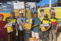 Foto : Budianto Bulang serahkan bantuan sembako ke korban kebakaran di Desam Batu Timbau Ulu, Lec. Batu Ampar, Kab. Kutai Timur