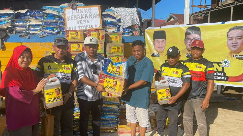 Foto : Budianto Bulang serahkan bantuan sembako ke korban kebakaran di Desam Batu Timbau Ulu, Lec. Batu Ampar, Kab. Kutai Timur