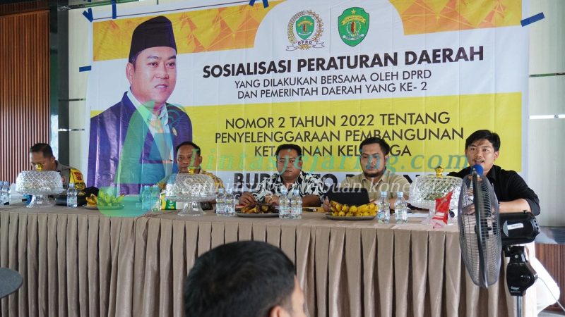 Foto: Sosperda Nomor 02 Tahun 2022 tentang Penyelenggaraan Pembangunan Ketahanan Keluarga. paling kanan, Kepala Desa Danau Redan, Bapajk Sabri. Anggota DPRD Provinsi Kalimantan Timur, Budianto Bulang (Kedua dari kanan), Narasumber, Ikhwan Syarif, SH. MH, (Ketiga dari Kanan), dan Moderator, Eko Abiyyu Dzulsuri Sulthon, S. Sos (Paling kiri)