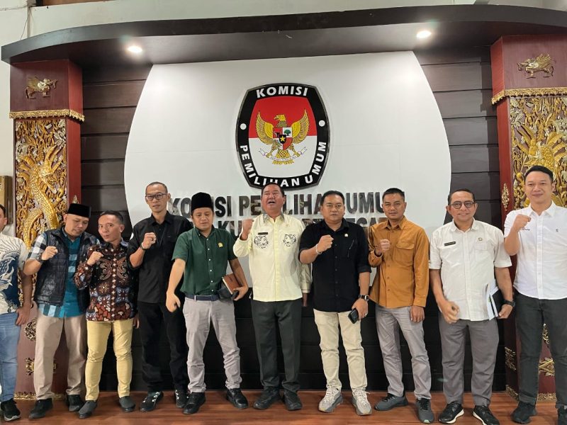 Foto : Anggota DPRD Kaltim Bersama Dengan Anggota KPU Kukar