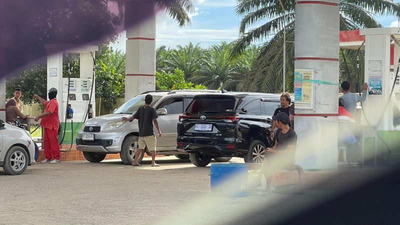 Foto : Para Pengetap Di SPBU Pantun