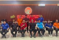 Ket: Konferensi pers tim pemenangan Aulia-Rendi di kantor DPC PDI-P Kukar. Sekretaris Tim Pemenangan Aulia-Rendi, M. Suria Irfani (duduk tengah berbaju merah)