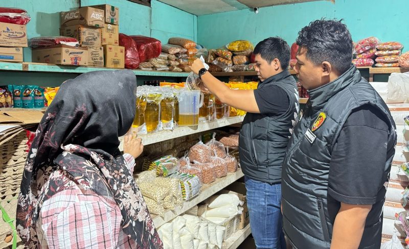 Ket: Satuan Tugas (Satgas) Pangan Unit V Ekonomi Khusus (Eksus) melakukan pengecekan volume minyak goreng merk Minyakita di toko Al-Hidayah di Tenggarong.