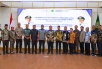 Foto: Bupati PPU, Mudyat Noor, bersama pejabat dan peserta, berfoto usai Forum Konsultasi Publik RPJMD dan Musrenbang RKPD 2026 di Aula Pemkab PPU, Kamis, (27/3/2025).